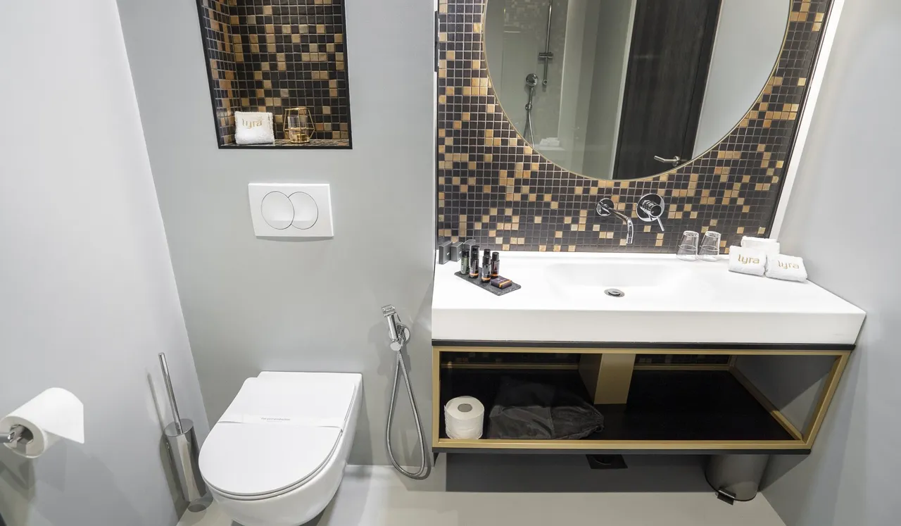 Superior room bathroom in Hotel Lyra Plitivce
